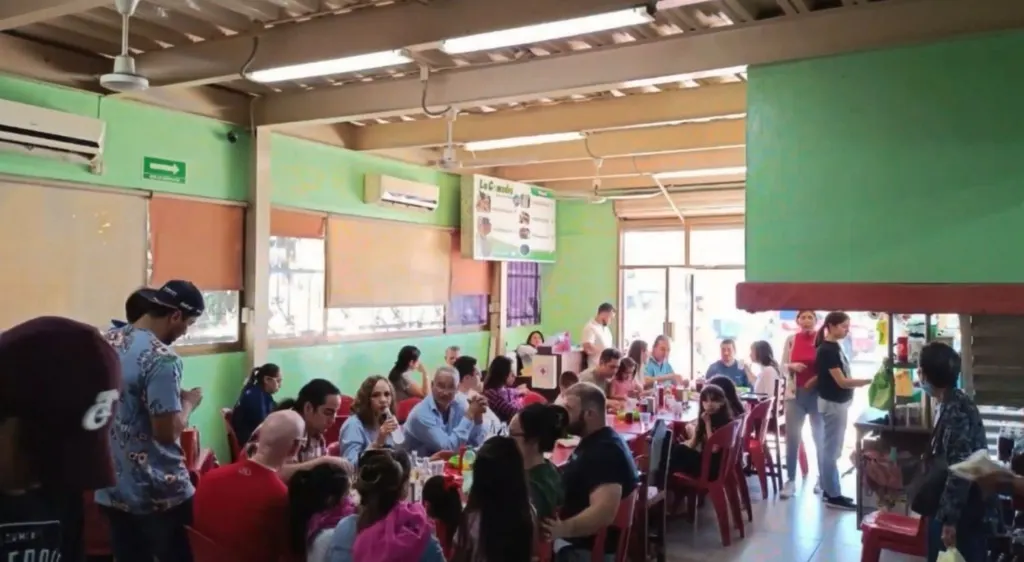 El comedor de La Comadre lleno de familias