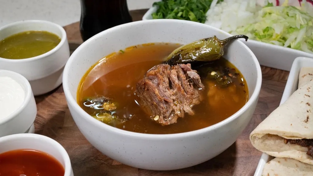 Orden de birria con chile toreado en el caldo